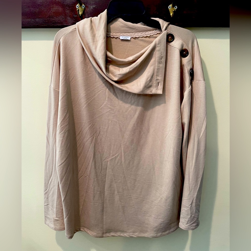 Soft long sleeve with collar bone buttons